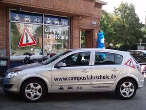 Kontalt zur Campus Fahrschule Kiel - hier unser Auto vor der Fahrschule